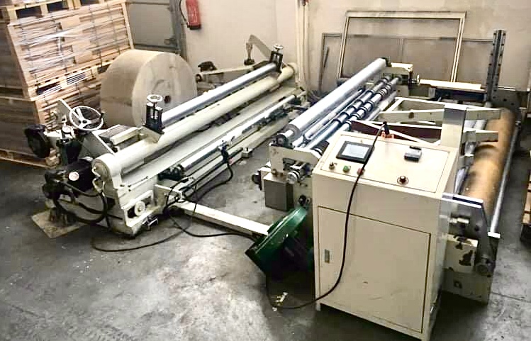 Linie produkcyjne do kątowników i tulei z papieru z bobiniarką.
