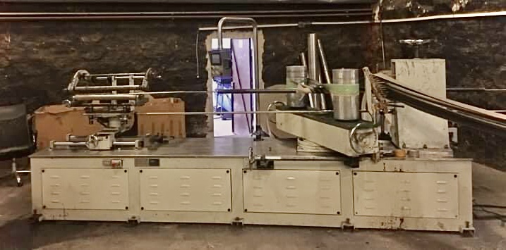 Linie produkcyjne do kątowników i tulei z papieru z bobiniarką.