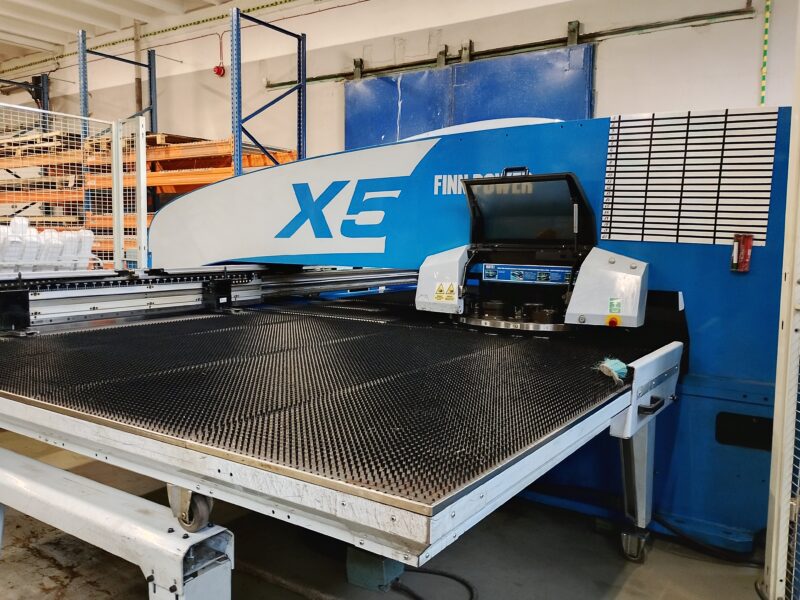 HYDRAULICZNA WYKRAWARKA REWOLWEROWA FINN-POWER X5 + FOTOELEKTRYCZNA BRAMKA BEZPIECZEŃSTWA