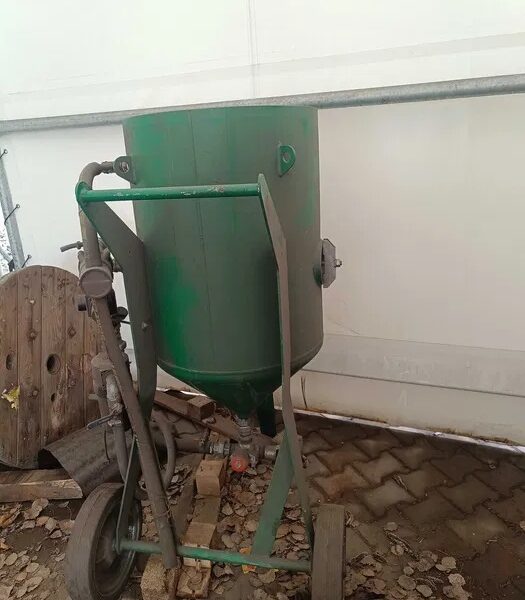 PIASKARKA / OCZYSZCZARKA PNEUMATYCZNA 200 L – DO CZYSZCZENIA STRUMIENIOWO-ŚCIERNEGO